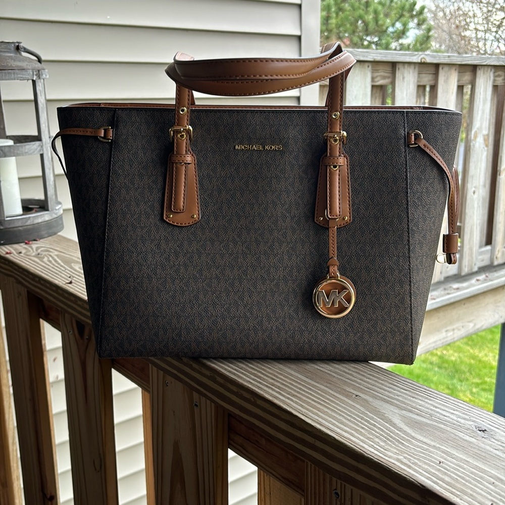 NWT Michael Kors Voyager Medium Tote Bag
